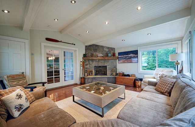 Lake Muskoka, 6 bdrm, 5 bath, level land, sandy beach, sauna, coach house!