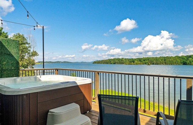 Lake My Day - Lake View / Mountain View / Fire Pit / Corn Hole / Hot Tub