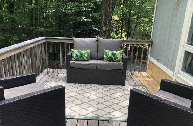 Lake Naomi Chalet-with LNC temp. membership available