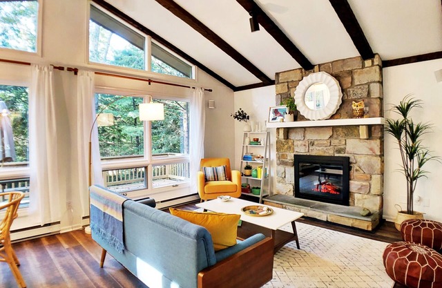 Lake Naomi Poconos Gem★HotTub+Game Room+Fire Pit Mid-Mod Chalet★Golden Owl PA