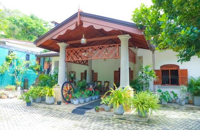 Lake Reach Hotel