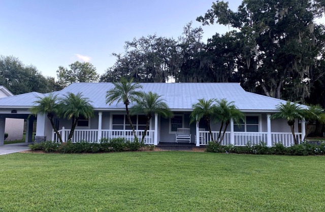 Lake Retreat in Downtown Sebring 2/1 house with lake access on a secluded street