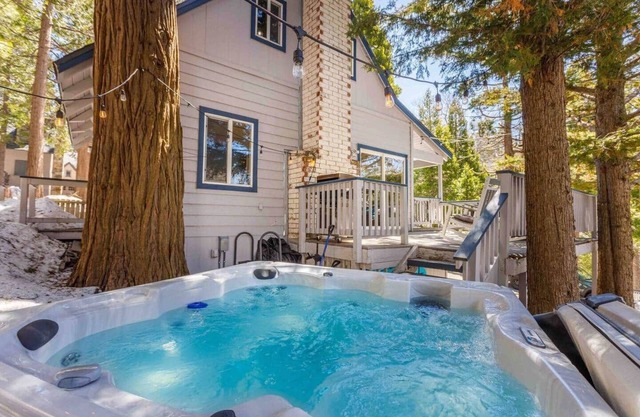 Lake Retreat – Spa, AC, Fenced Yard, Walk to Lake!