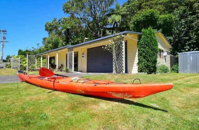 Lake Rotoiti Retreat | Walk to the Lake + Kayaks!
