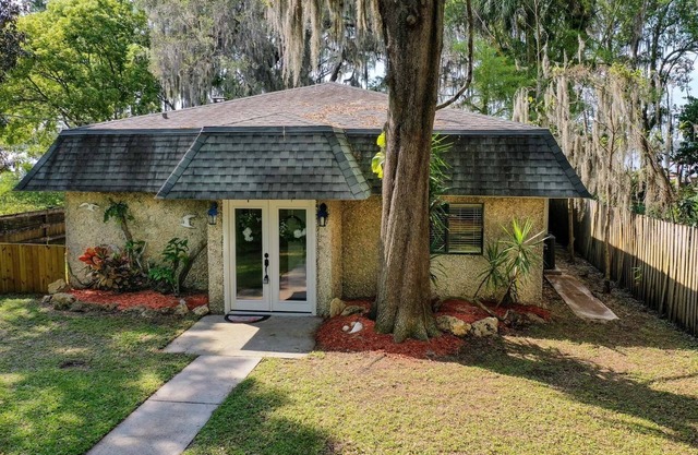 Lake Rouseau Waterfront, Wifi, great sunsets, fireplace & fire-pit, pet friendly