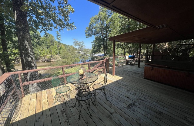 Lake side three bedroom, two bath house on Lake Ouachita with private hot tub. by RedAwning