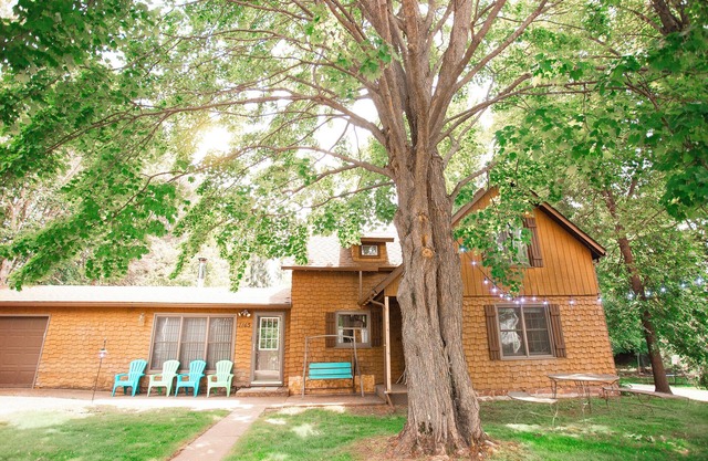 Lake Street Retreat: Charming Getaway with Stunning Lake View Sunsets