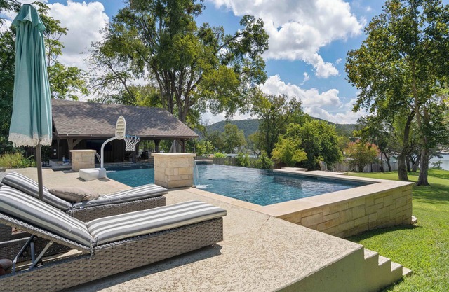 Lake Travis Tranquility: waterfront w/pool, hot tub, boat dock, bar & game room