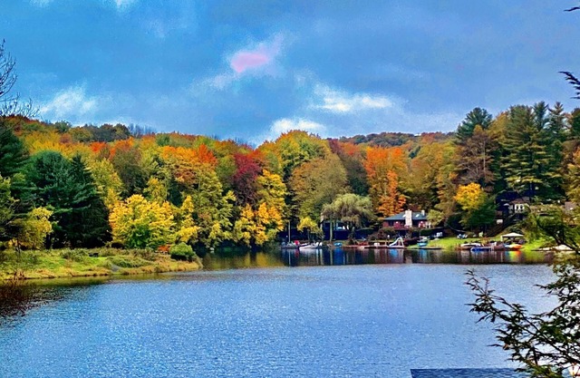 Lake VibeZ: Lakefront Retreat with Private Dock & Ski Hill Fun in Poconos!