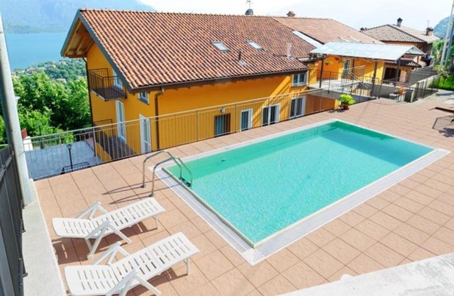 Lake View Apartment in Vercana, Shared Pool