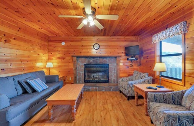 Lake View Bliss: 2-Bedroom Cabin on Enchanting Dale Hollow Lake #6!