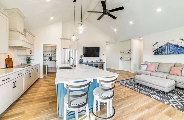 Lake View + Deck: Group Getaway in Grand Rivers!