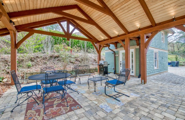 Lake-View Home & Carriage House - Pool, WiFi, 2 Full Kitchens, AC & Free Parking