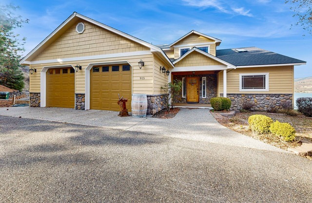 Lake view home with a great deck - walking distance to wineries