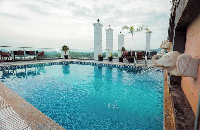 Lake View Hotel Revaas