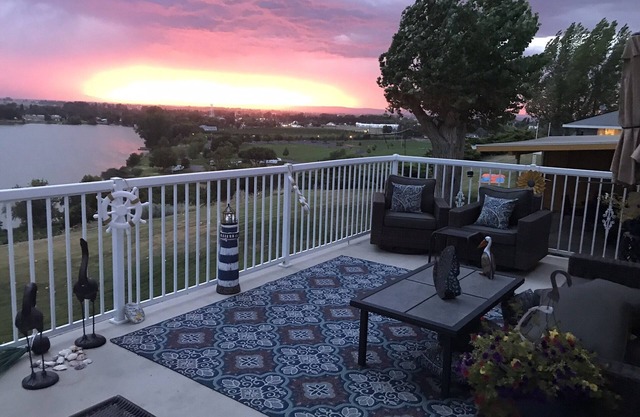 Lake View - Nature's Oasis! King Bed/Sleeps 10