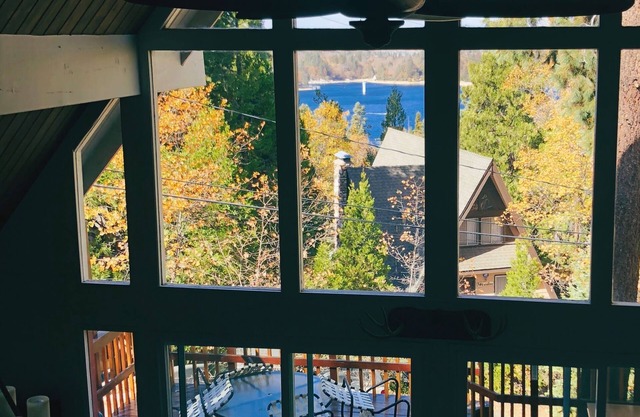 Lake View Romantic & Relaxing Cabin Getaway