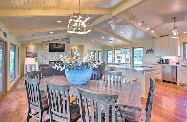 Lake View ‘Tangled at Texoma’ Home w/Hot Tub!