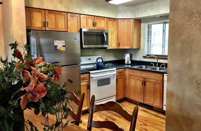 Lake view two bedroom, two bath Harbor North luxury cottage with private hot tub overlooking Lake Ouachita. by RedAwning