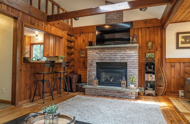 LAKE VIEWS! Cottage near lake access, 4 kayaks, AC, linens included.
