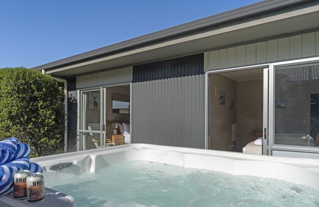 Lake Views, Spa Pool, Private Yard & Sun Deck, Close to Town