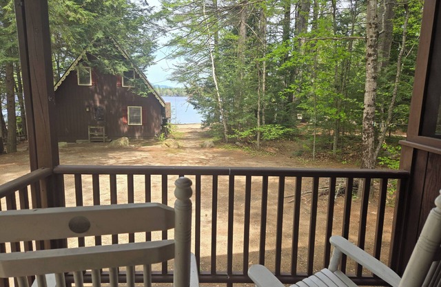 Lake Winni 3 bedroom large sandy beach - use of small boats shared w/16 cottages