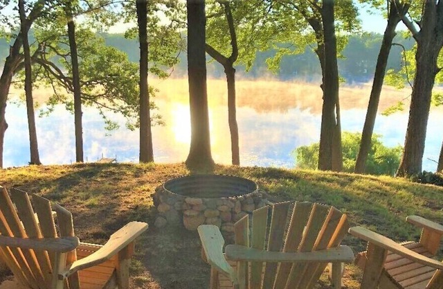LAKEFRONT 1930s CABIN! GRAND VIEWS! KAYAKS! DOCK! TRAILS! NATURE! RELAX!