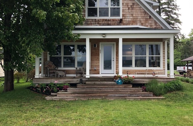 Lakefront 2-bedroom cottage in Boyne City with WiFi