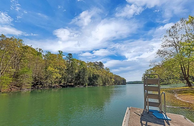 Lakefront 3-bedroom 2-bath apartment on Norris Lake. Just minutes from Knoxville