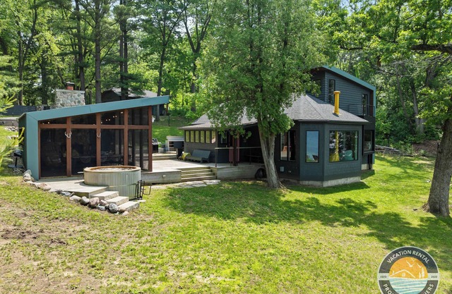 Lakefront 4-Bedroom Retreat in Elkhorn