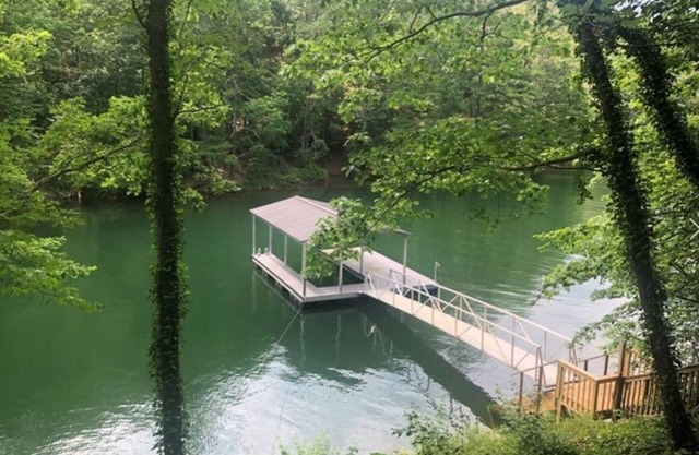 LakeFront Allatoona Great View&w/Dock,sleeps10adults/2 kids,Deck-7mi @LakePoint!