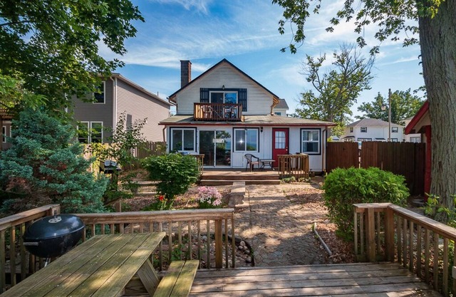 Lakefront, awesome views, water access, center strip, private, parking.