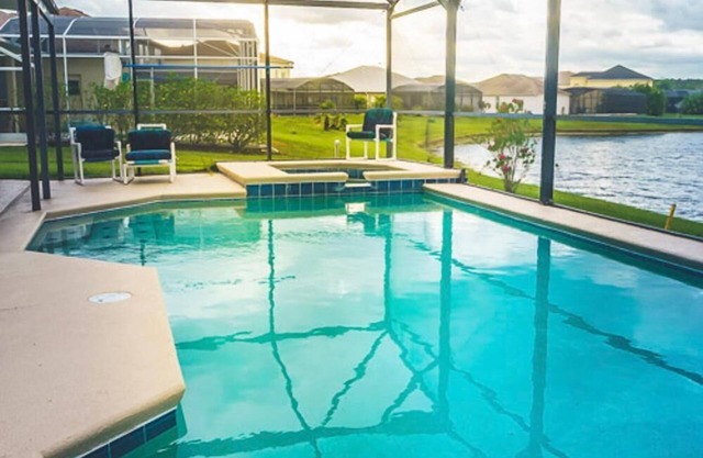 Lakefront Bliss: Private Pool & Spa – 25 Mins to Disney!