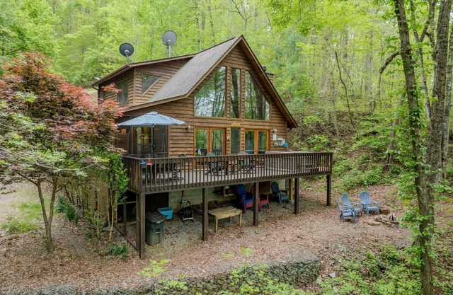 Lakefront Cabin Bordering Nat Park w/Hot Tub! by RedAwning