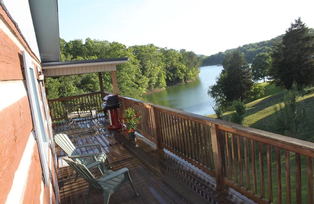 LakeFront Cabin Private Dock ez access nr Smoky Mtn Aug/Sep/LaborDay dates avail