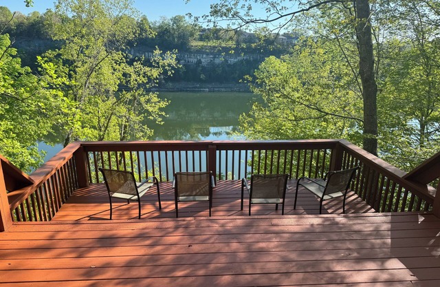Lakefront Cabin: Private Water Access, Boat Parking, Lake View & Wi-Fi