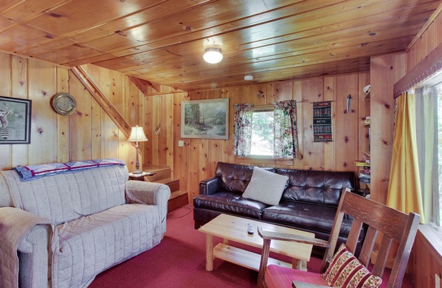 Lakefront cabin w/a private dock, deck space, grill, and more - dogs welcome