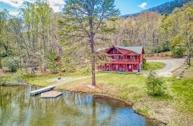 Lakefront cabin with a balcony, firepit, wet bar, washer/dryer, dock, & AC
