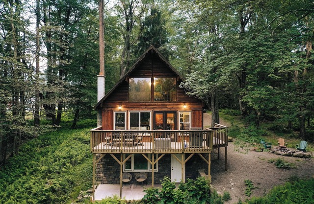 Lakefront Cabin with kayaks & 5 mins to hiking trails