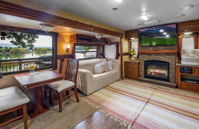 Lakefront Camp, Clean RV & Beautiful Views!