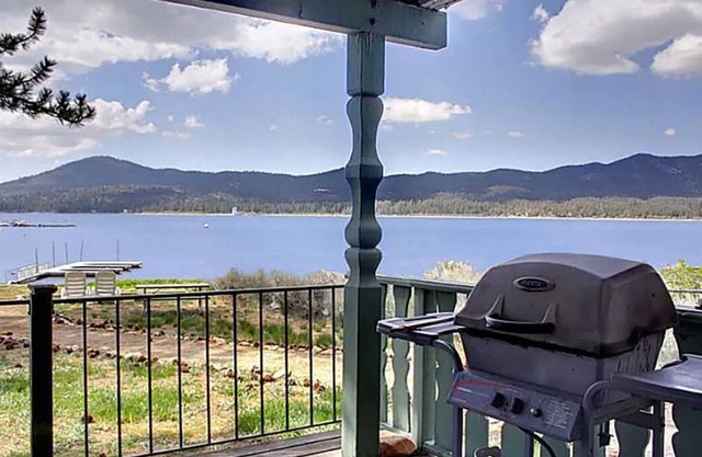 Lakefront Chalet with Beautiful Views and Easy Walk to the Village