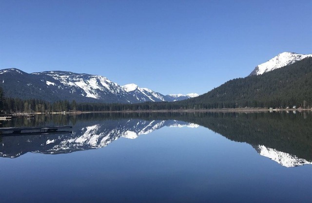 Lakefront Chalet w/Hot Tub, EV Charger, King bed, Dock, Dogs OK!