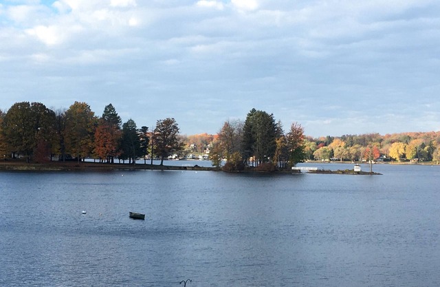 Lakefront chalet with beautiful views on Fairhaven Bay