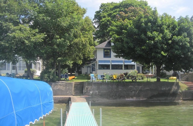 Lakefront Cottage close to CMAC
