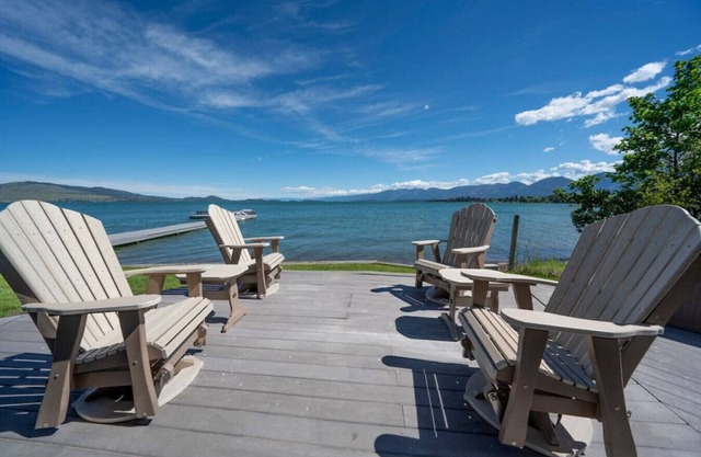 Lakefront Cottage! Day dock! Free WIFI! Gym Onsite