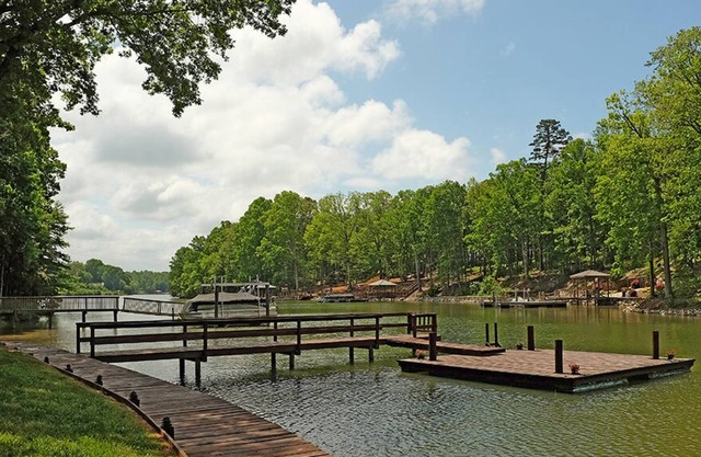 Lakefront Cottage located in a quiet cove with a fire-pit, kayaks & paddle board