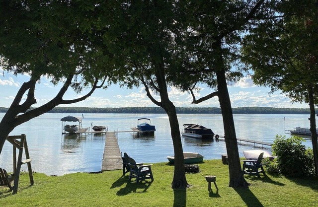 Lakefront Cottage with Sensational Sunsets!