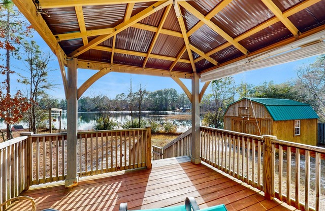 Lakefront dog-friendly home near beach/Wilmington with private gazebo, W/D