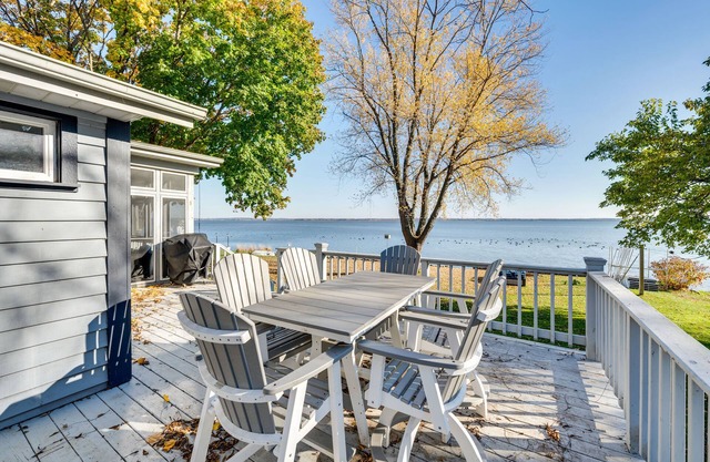 Lakefront Edgerton Cottage w/Deck & Grill!