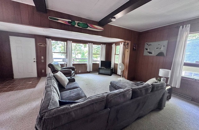 Lakefront Emerald Cove Cottage-3 bd, 2 ba -Sleeps 10
